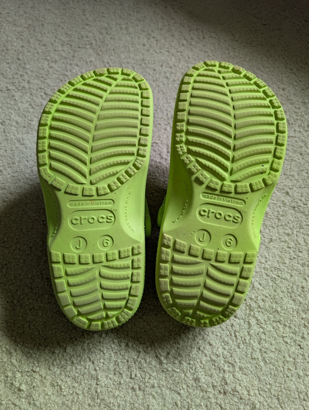 Neon Green Size J6 Or Women's Size 8-8.5 Crocs Clogs - Picture 8 of 10